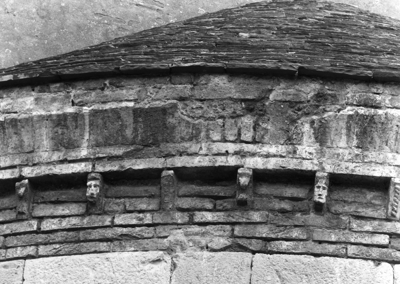 mensola architettonica, serie - bottega toscana (fine/inizio secc. XI/ XII)