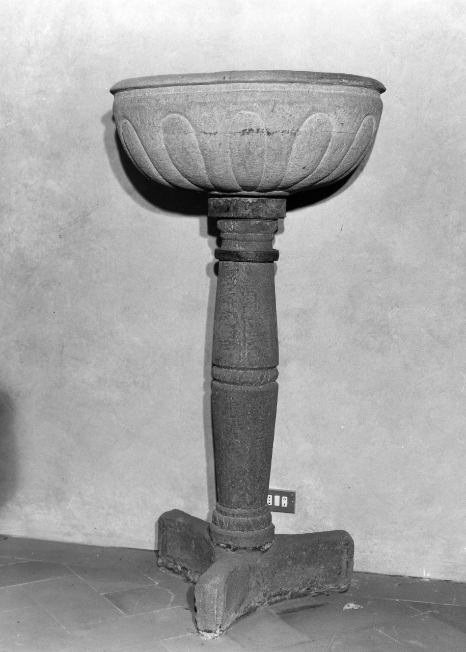 acquasantiera - a fusto - bottega toscana (seconda metà sec. XVI)