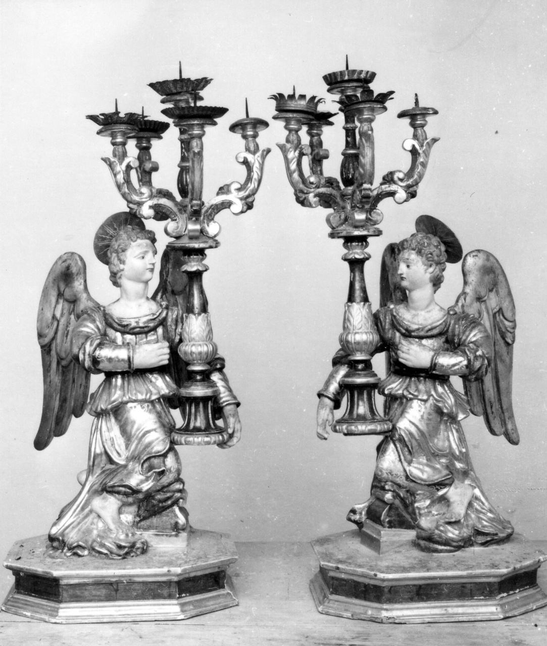 angelo reggicandelabro (candelabro - a statua, serie) - ambito toscano (sec. XVII)