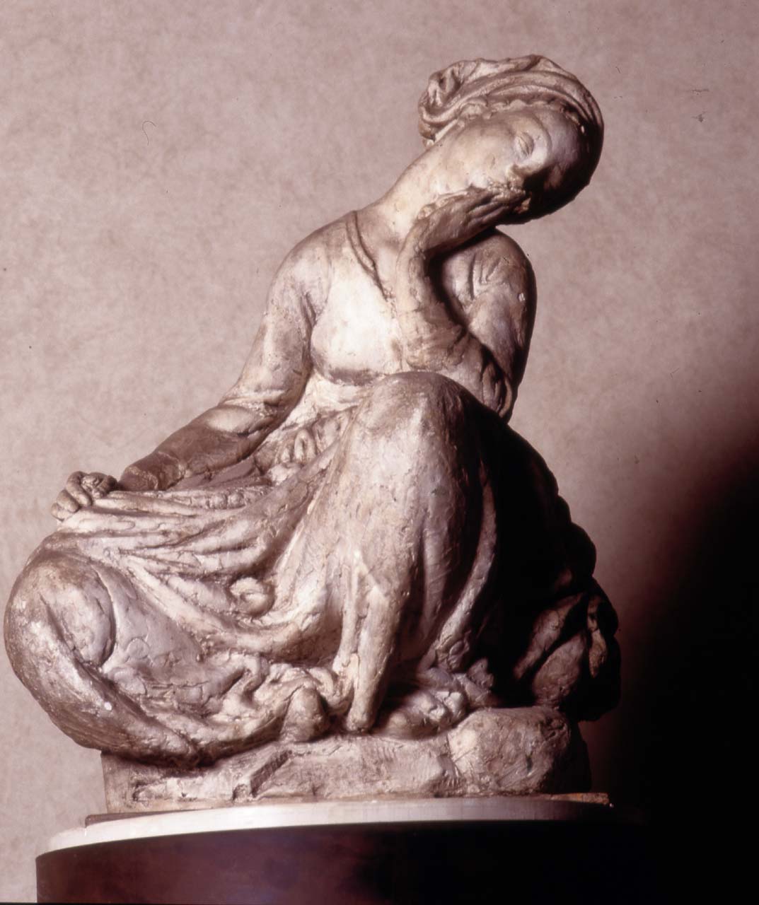 Donna sul sacco (o Donna che riposa), figura femminile seduta (statua) di Andreotti Libero (sec. XX)