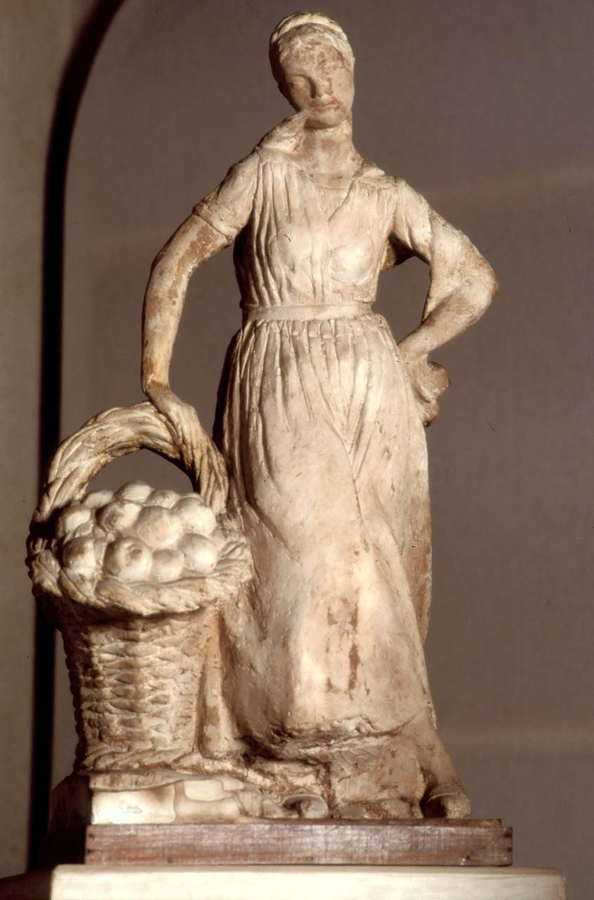 Venditrice di frutta, figura femminile con cesto di frutta (statua) di Andreotti Libero (sec. XX)