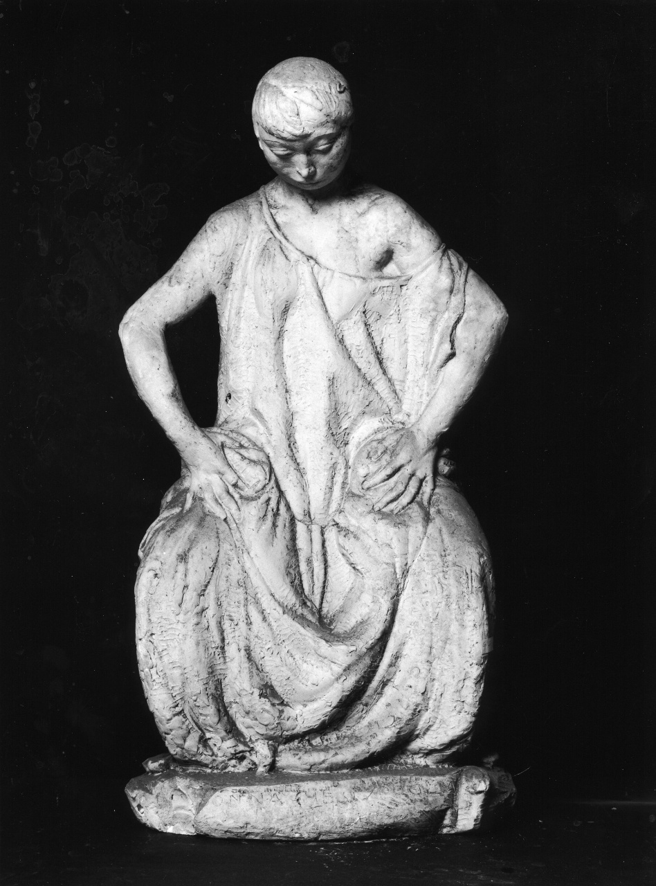 Donna che si spoglia, figura femminile (statua) di Andreotti Libero (sec. XX)