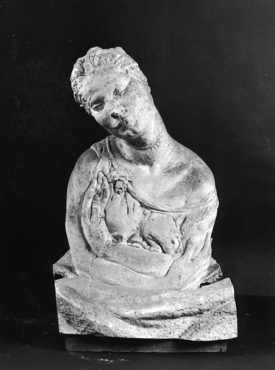 Donna col garofano, busto di donna (scultura) di Andreotti Libero (sec. XX)