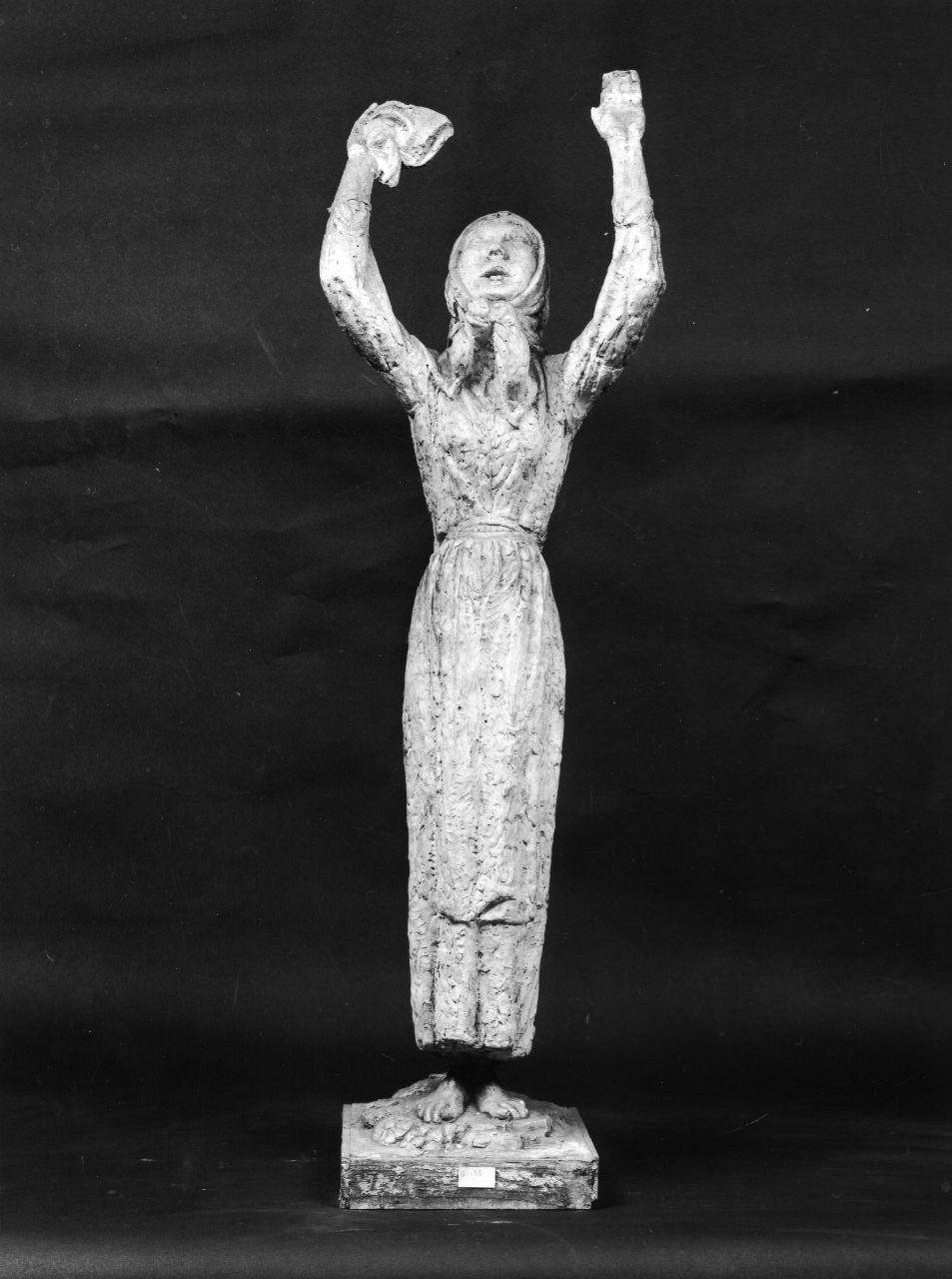 Popolana che saluta, figura femminile (scultura) di Andreotti Libero (sec. XX)