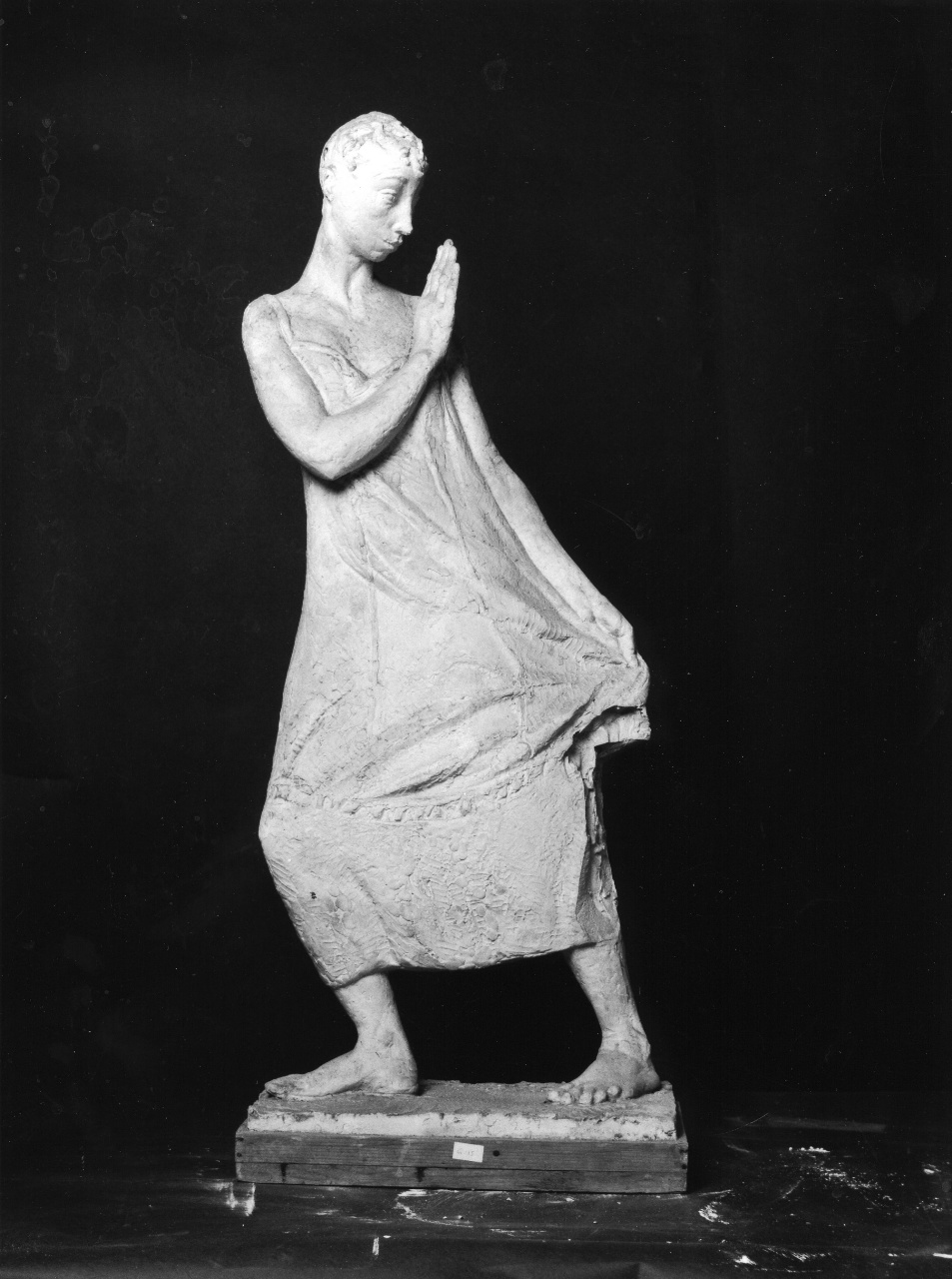 Donna che fugge, figura femminile (scultura) di Andreotti Libero (sec. XX)