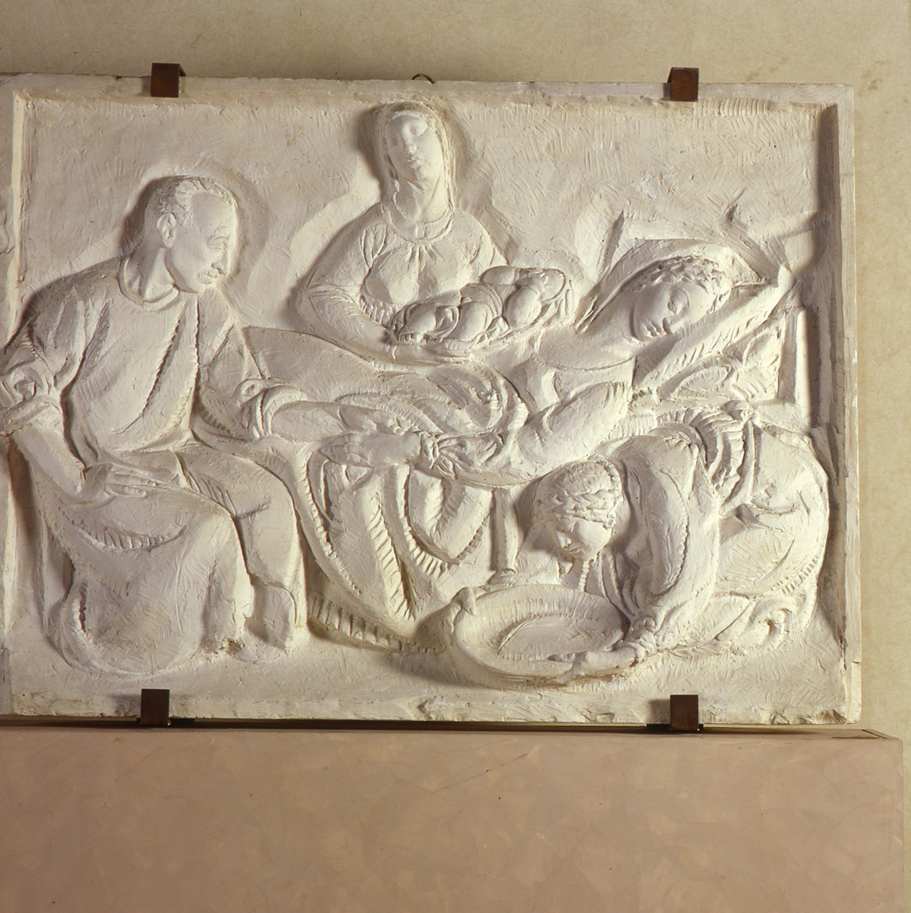 Targa Resinelli, partoriente circondata da figure (rilievo) di Andreotti Libero (sec. XX)