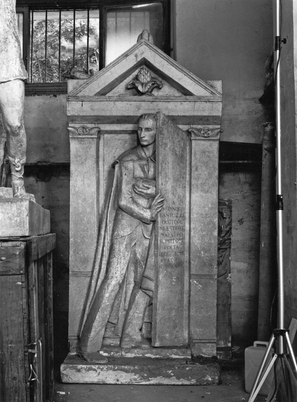 figura maschile su una soglia (scultura) di Andreotti Libero (sec. XX)