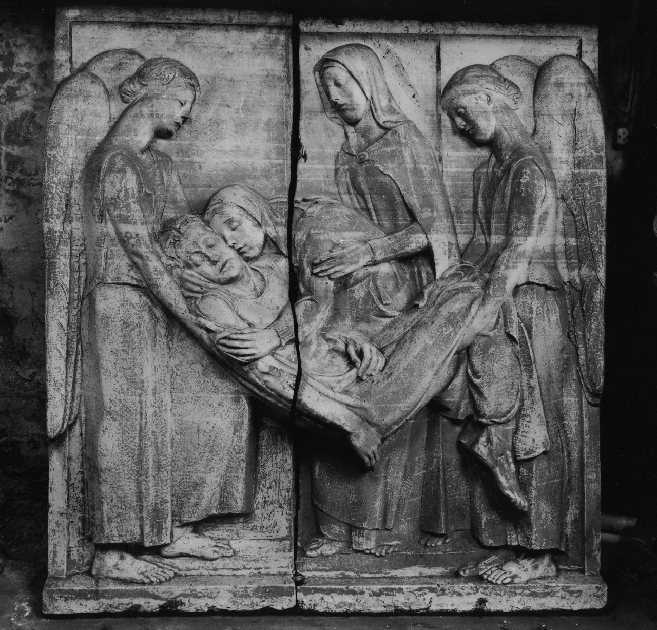 Il ritorno dell'Eroe morto, figure in piedi (rilievo) di Andreotti Libero (sec. XX)