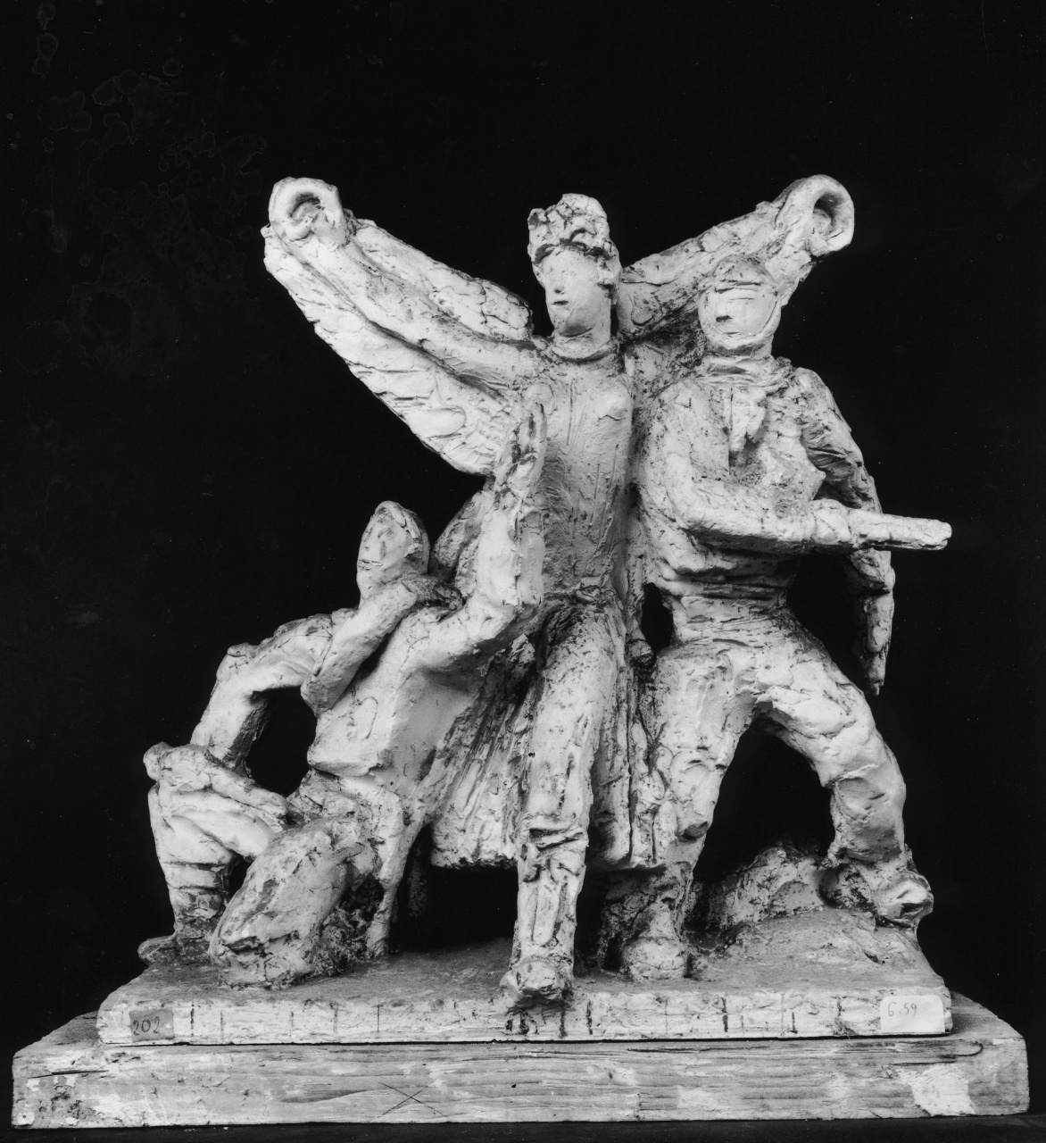 Vittoria alata fra due soldati, figure allegoriche (statuetta) di Andreotti Libero (sec. XX)