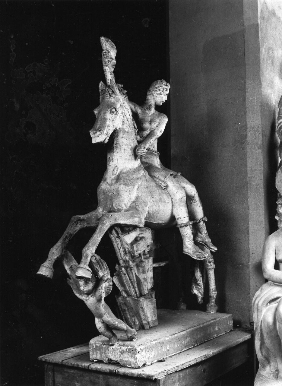 Vittoria a cavallo, putti alati e fasci littori, figure allegoriche (statuetta) di Andreotti Libero (sec. XX)