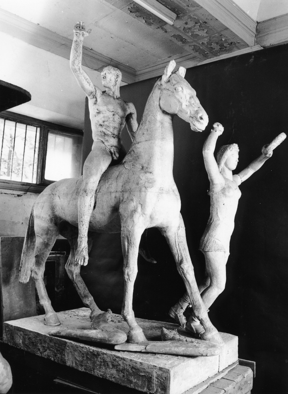 Eroe nudo a cavallo e Vittoria alata con coroncina, figure allegoriche (statuetta) di Andreotti Libero (sec. XX)