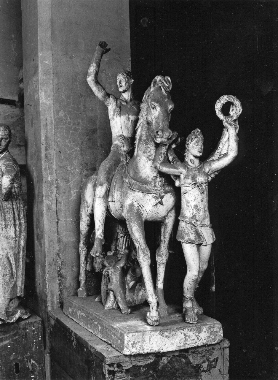 Eroe nudo a cavallo e Vittoria con coroncina e putto alato con fascio littorio e bombarda, figure allegoriche (statuetta) di Andreotti Libero (sec. XX)