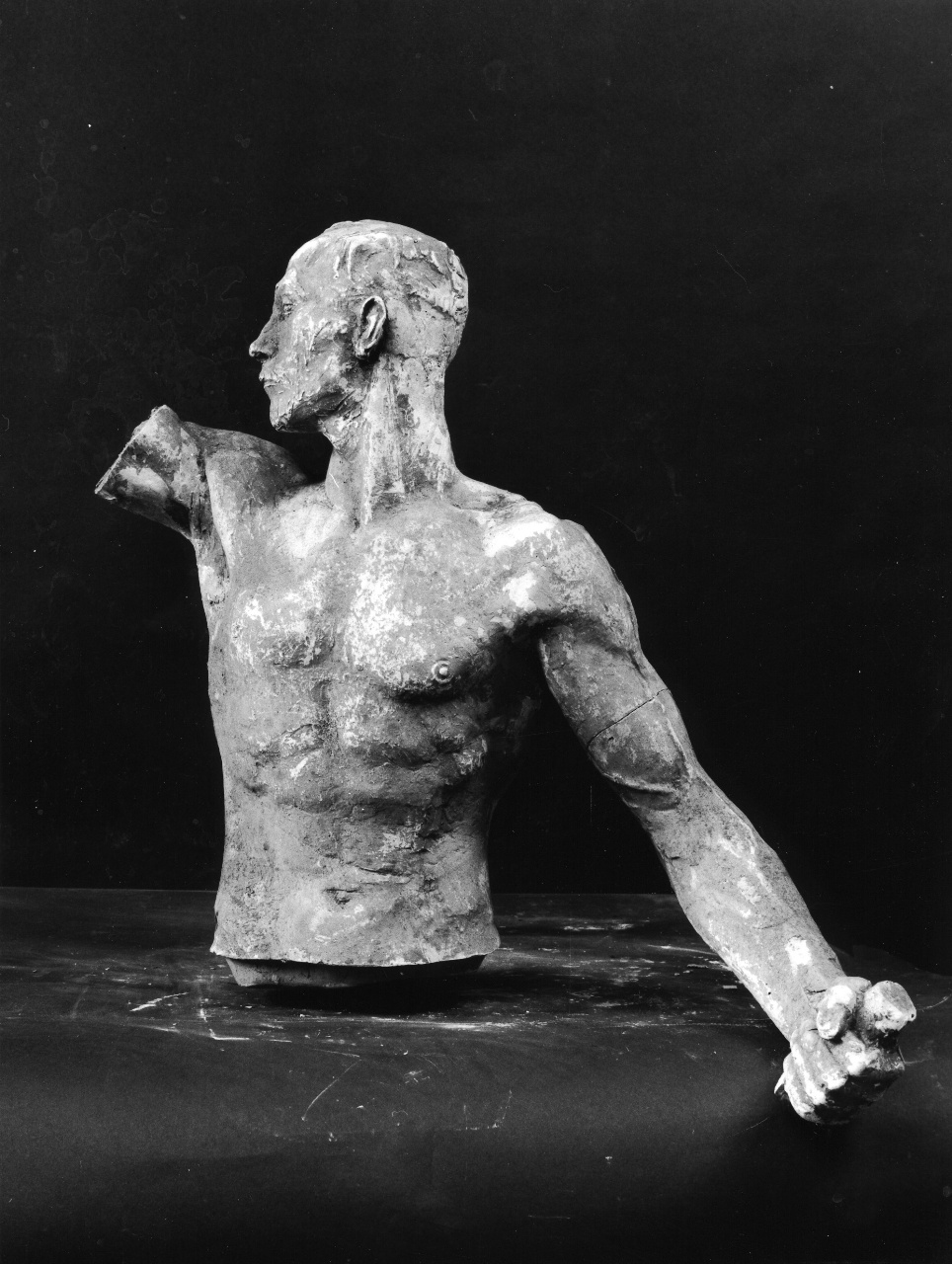 Eroe nudo, figure allegoriche (statuetta) di Andreotti Libero (sec. XX)