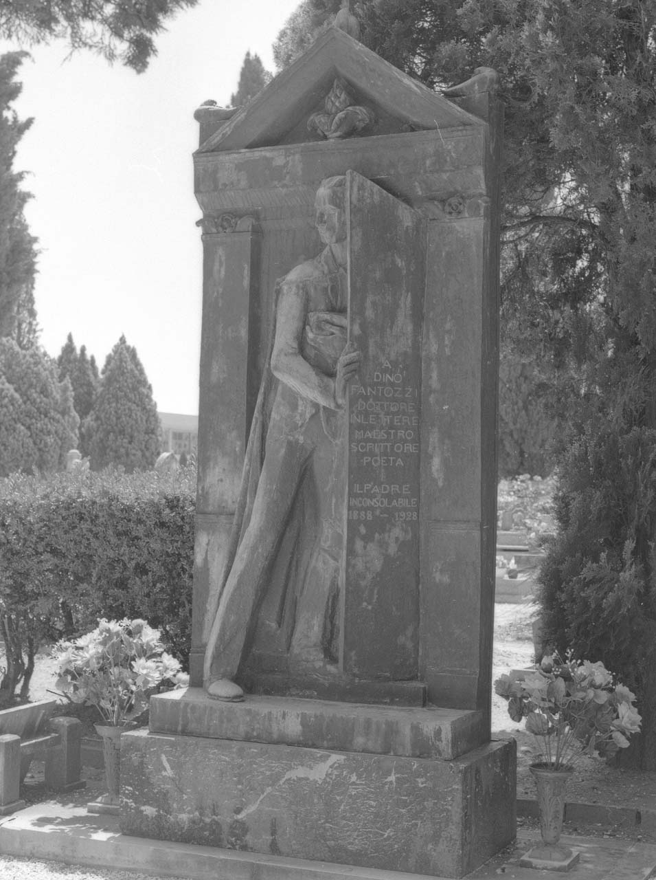 figura maschile su una soglia (monumento funebre) di Andreotti Libero (sec. XX)