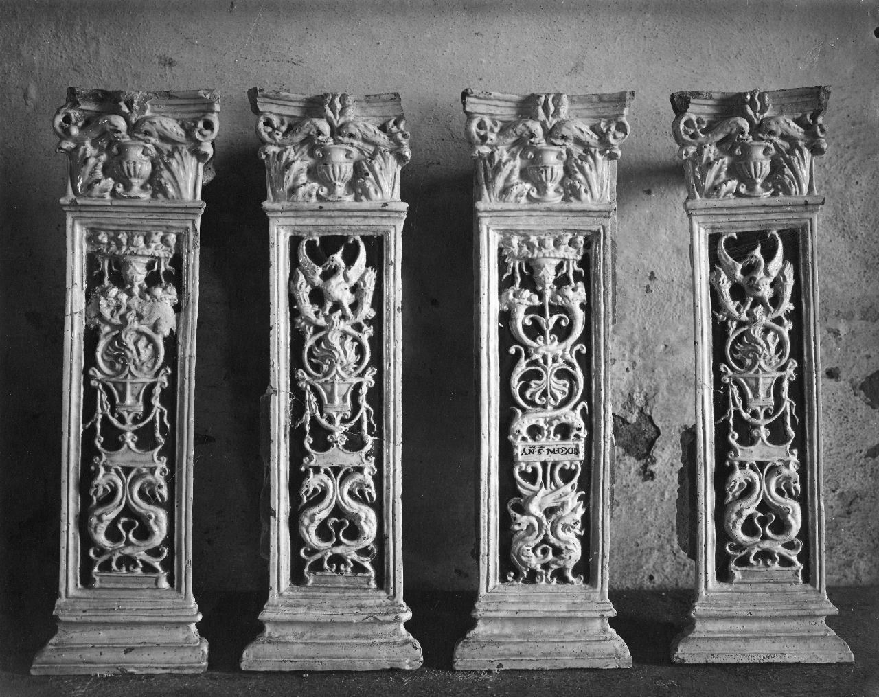 motivi decorativi a grottesche (rilievo, elemento d'insieme) di Della Robbia Giovanni (bottega) (sec. XVI)