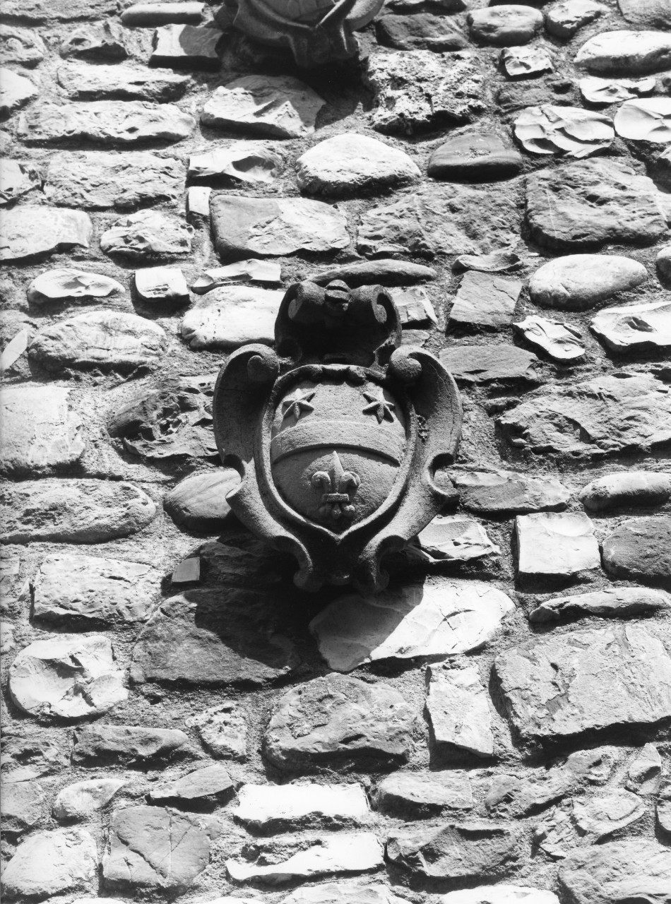 stemma gentilizio della famiglia Antonini (rilievo) - bottega toscana (sec. XVIII)