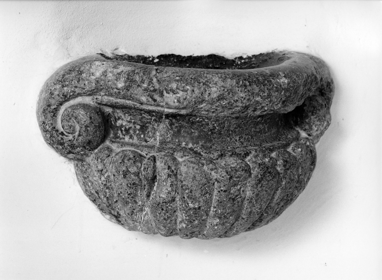 acquasantiera da parete - bottega toscana (seconda metà sec. XVII)