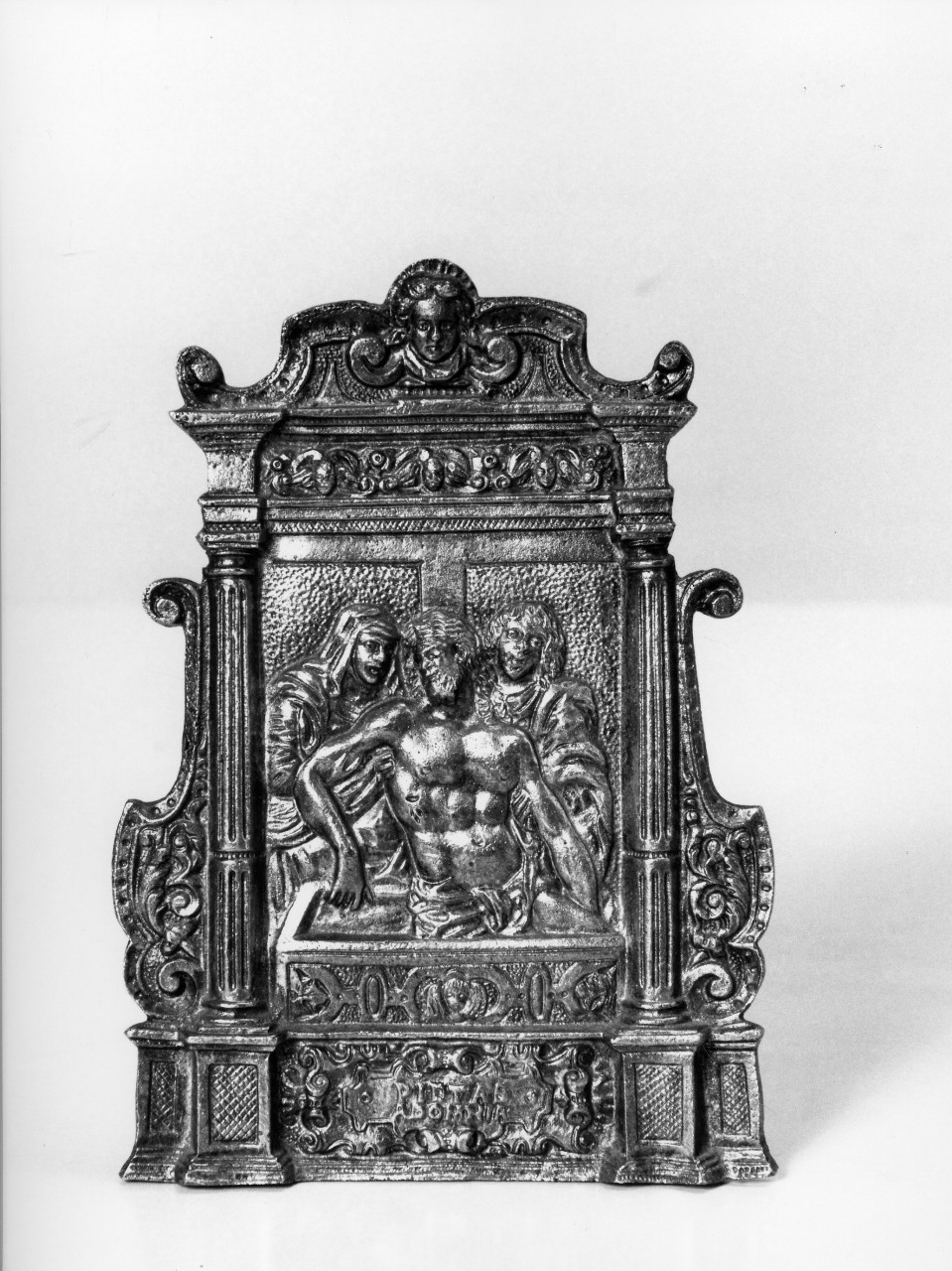 Cristo in pietà tra la Madonna e San Giovanni Evangelista (pace - a tavoletta, architettonica) - bottega toscana (sec. XIX)