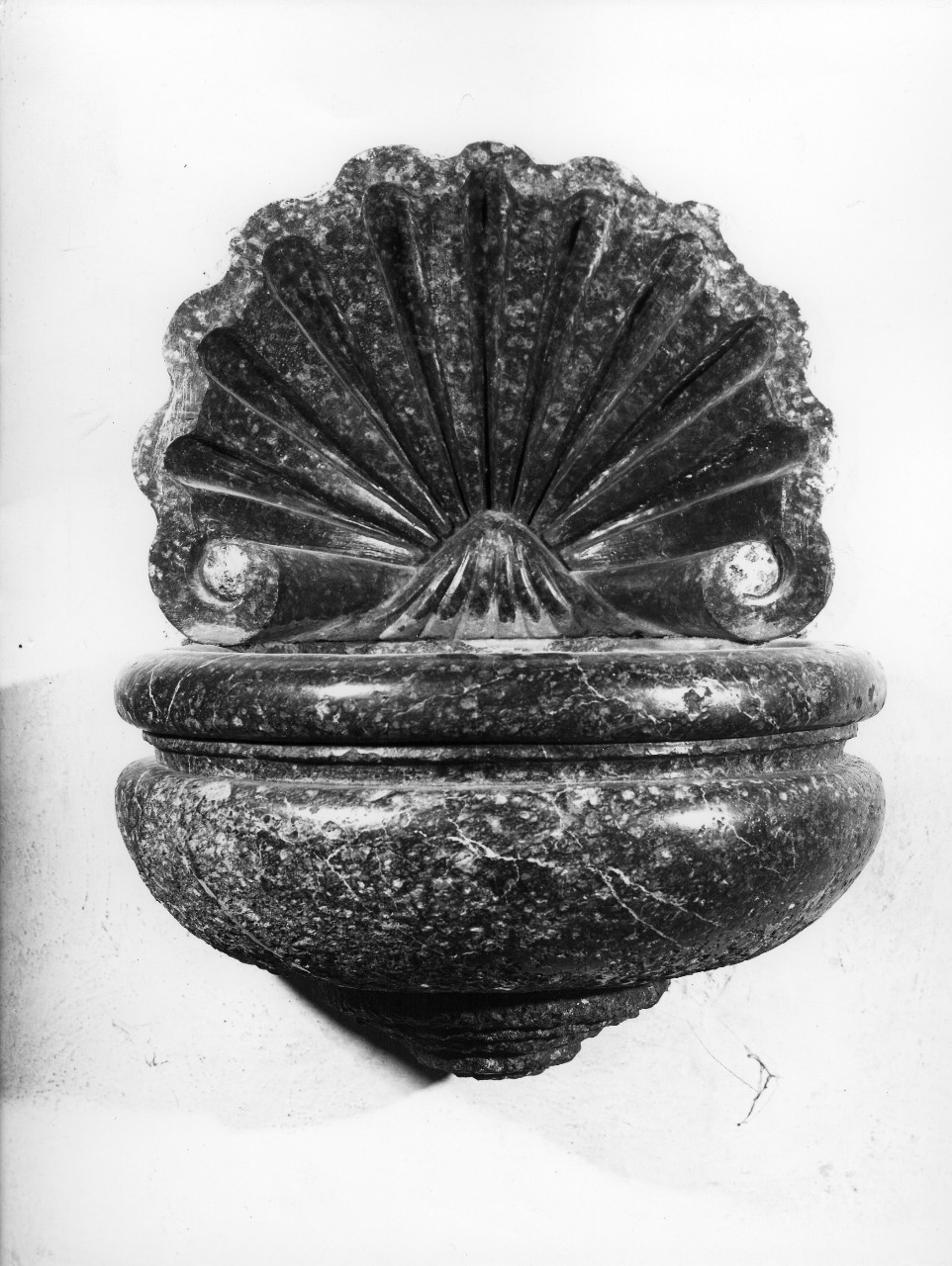 acquasantiera da parete, serie - bottega toscana (sec. XVII)