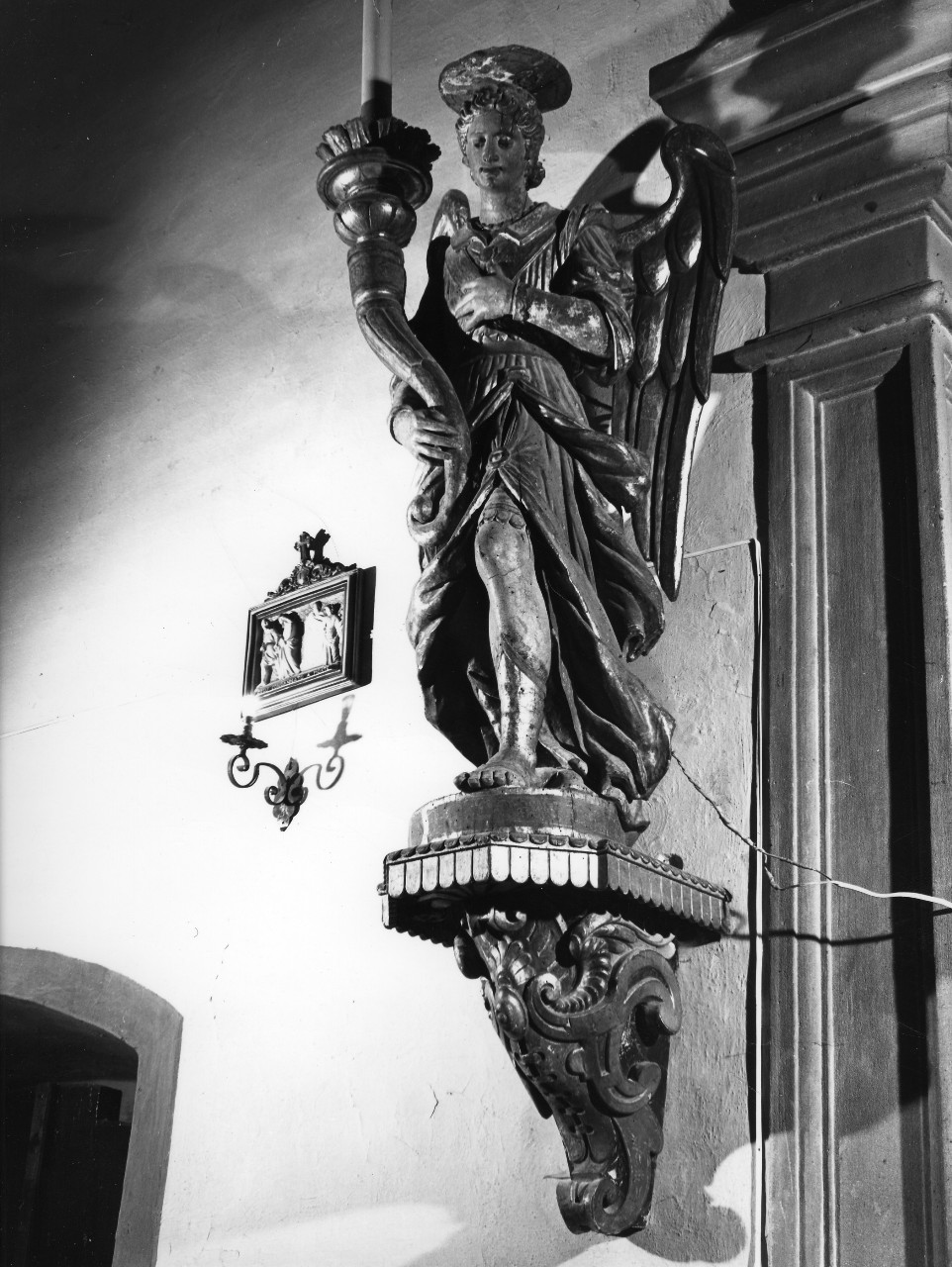 angelo reggicandelabro (scultura, coppia) - ambito fiorentino (fine sec. XVI)