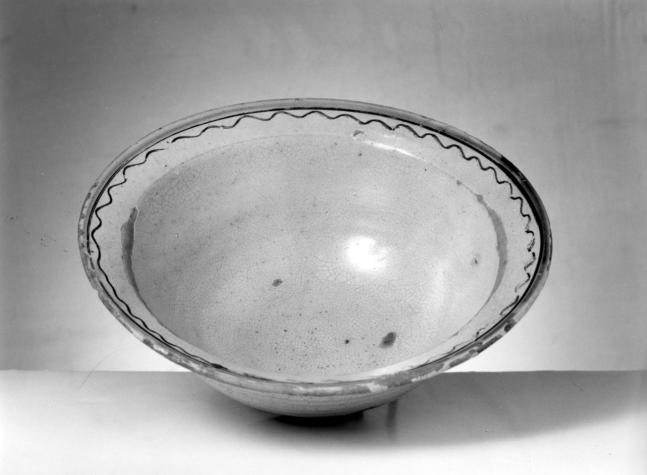 bacinella - bottega toscana (fine/inizio secc. XVII/ XVIII)