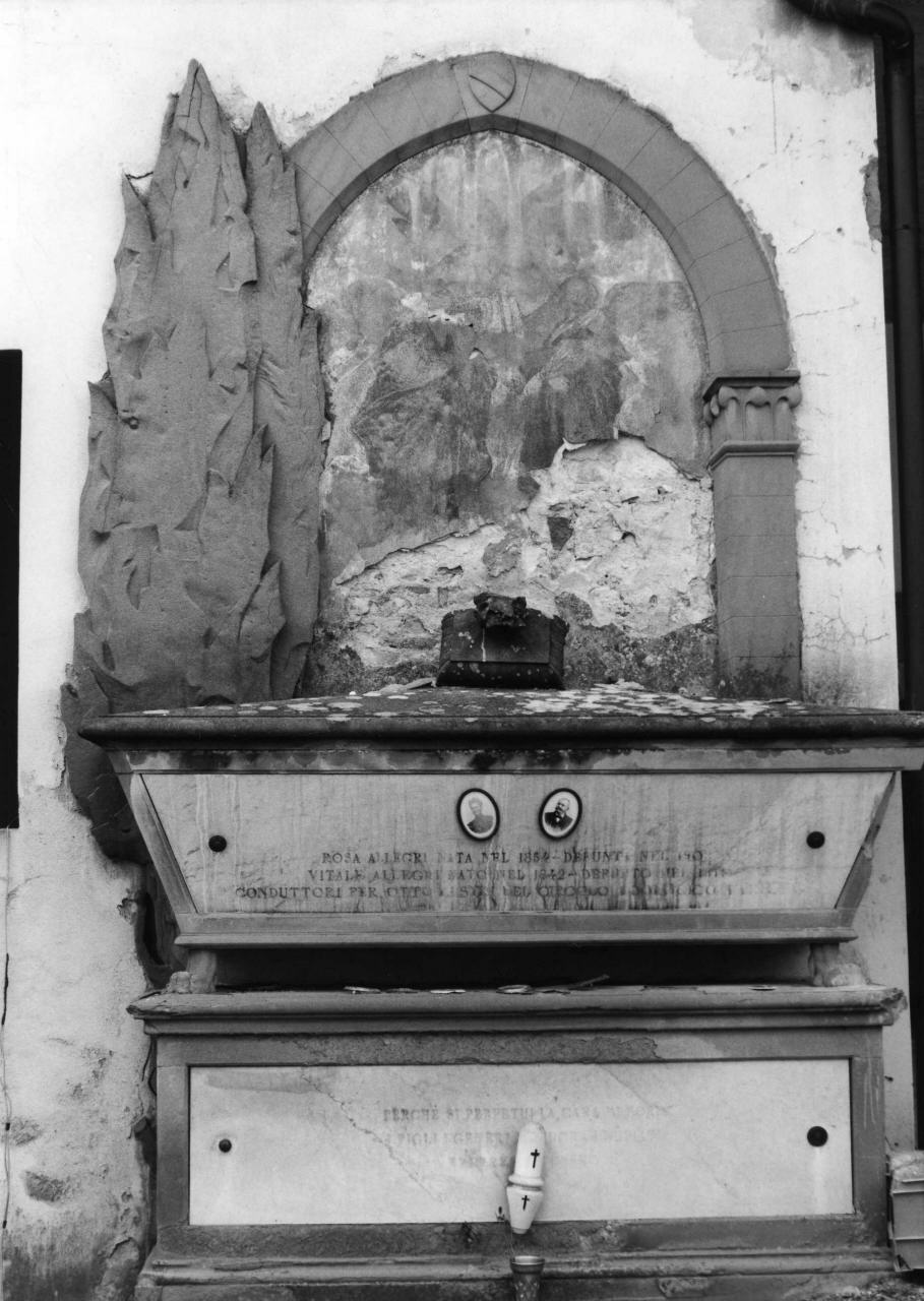 monumento funebre di Santelli Giuseppe (prima metà sec. XX)