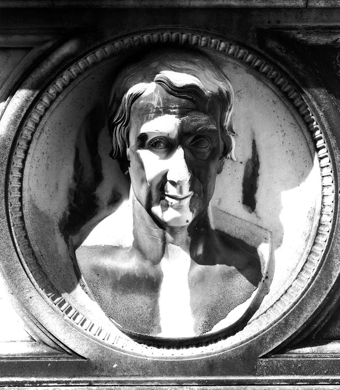 ritratto funebre di Wallis Augustus Georges, ritratto d'uomo (rilievo) di Costoli Aristodemo (sec. XIX)