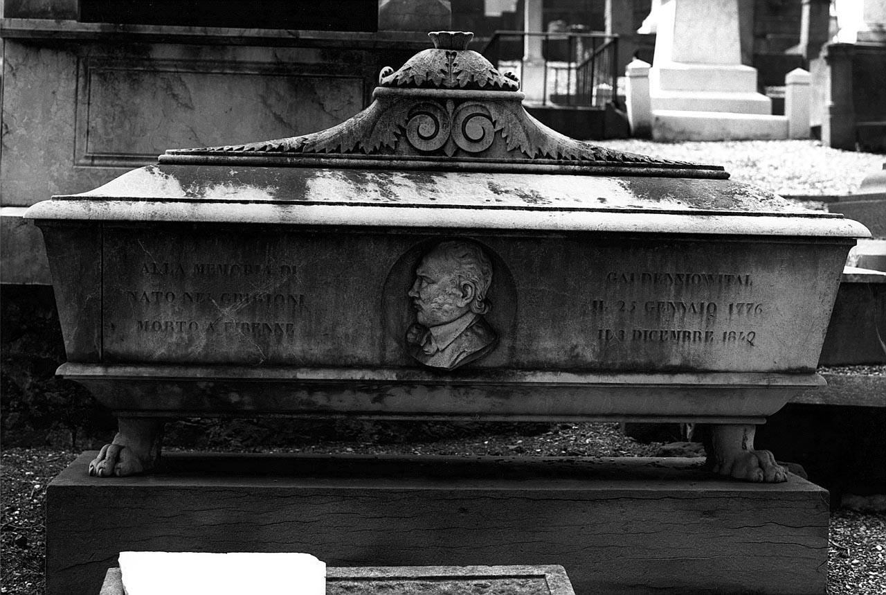 ritratto funebre di Wital Gaudenzio, ritratto d'uomo (rilievo) di Caroni Emanuele (sec. XIX)
