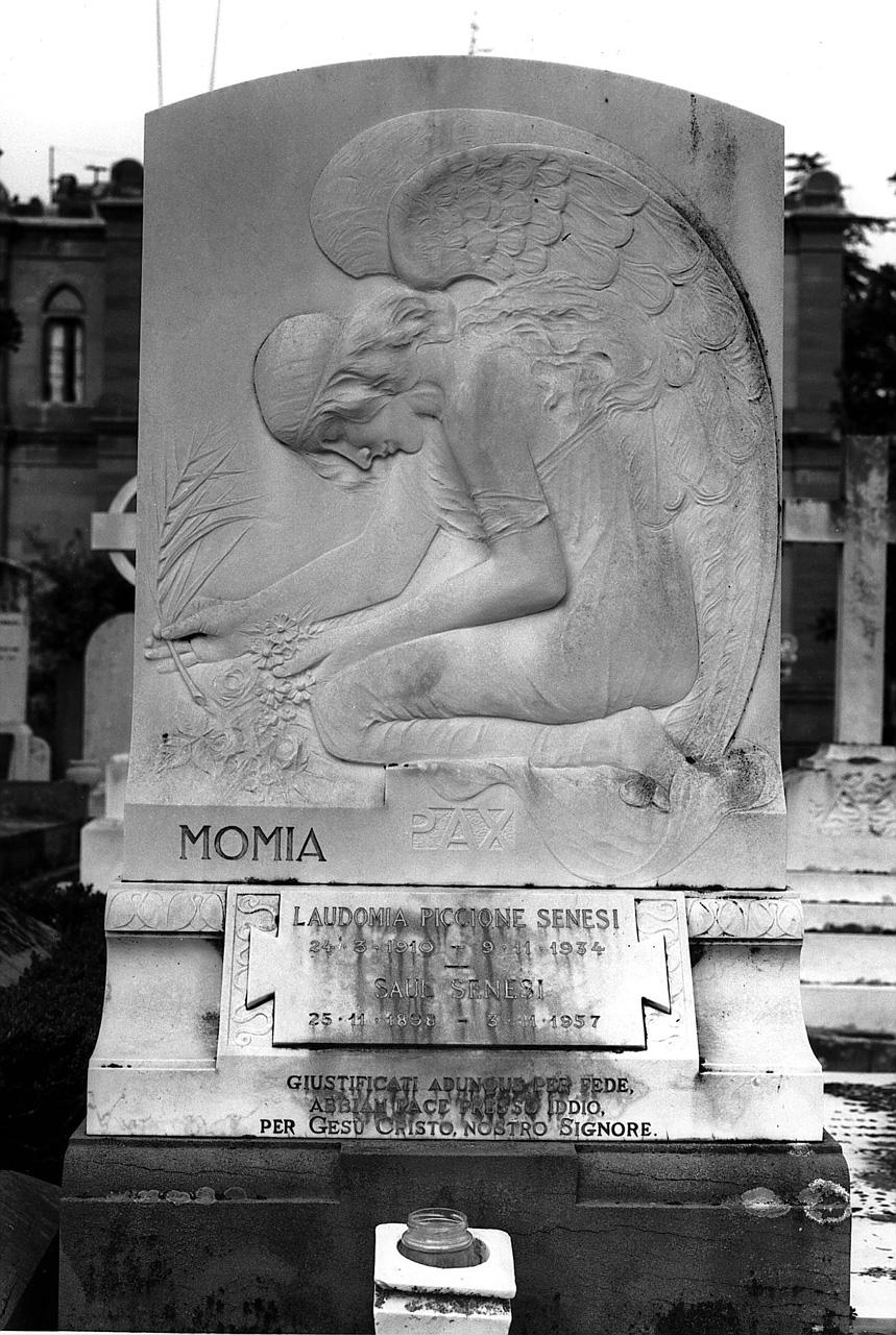 angelo con fascio di palme (stele funeraria) di Betti Edoardo (sec. XX)
