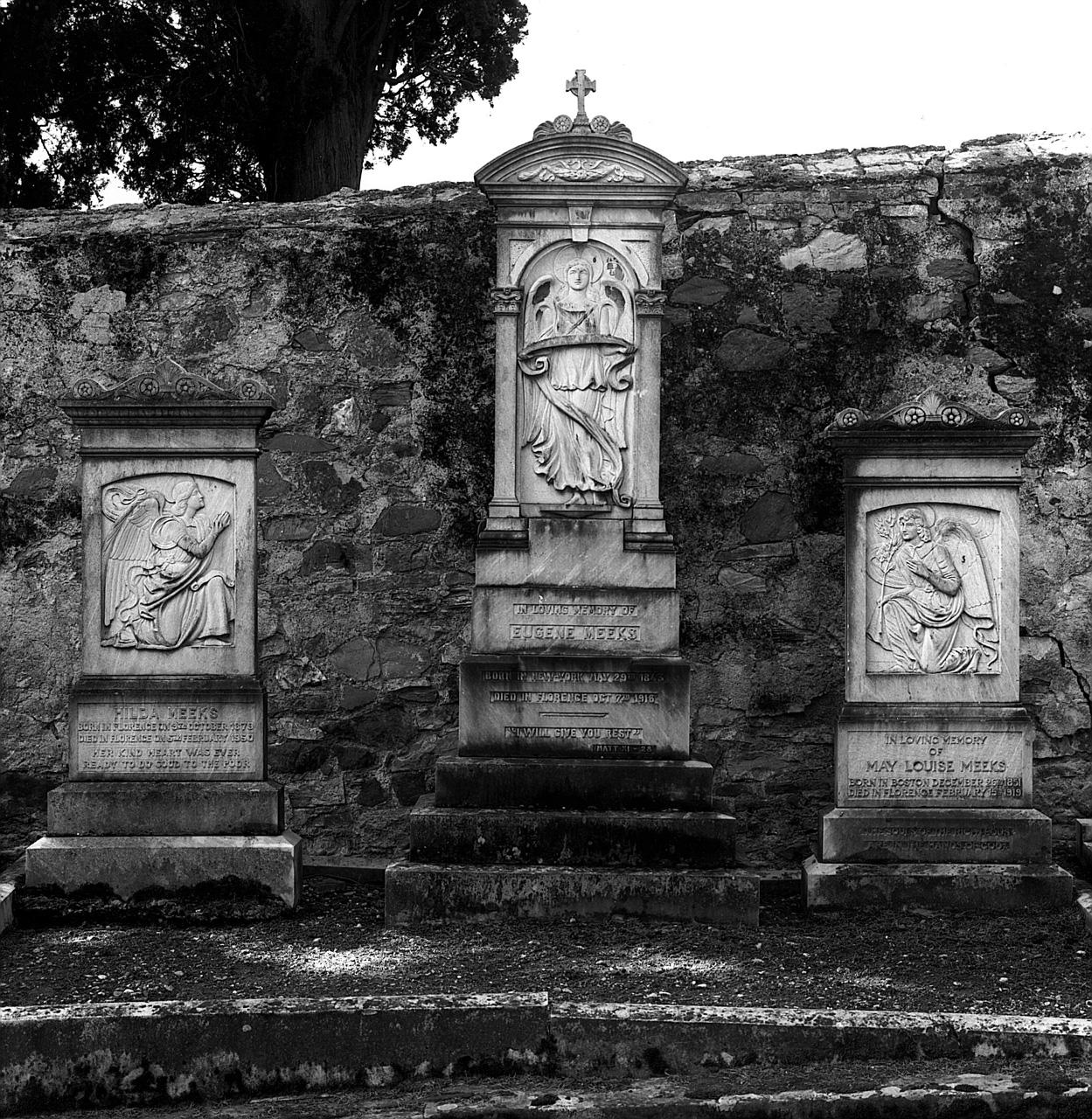 angeli (monumento funebre - a stele) di Formilli Attilio (sec. XX)