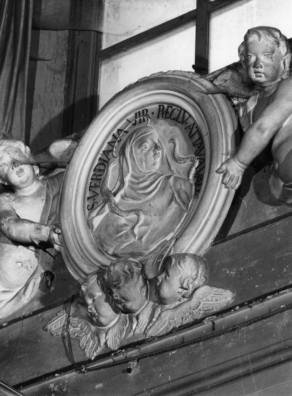 angioletti con medaglione di Santa Verdiana (decorazione plastica, insieme) - ambito toscano (sec. XVIII)