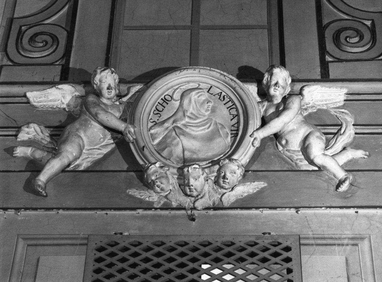 angioletti con medaglione di Santa Scolastica (decorazione plastica, insieme) - ambito toscano (sec. XVIII)
