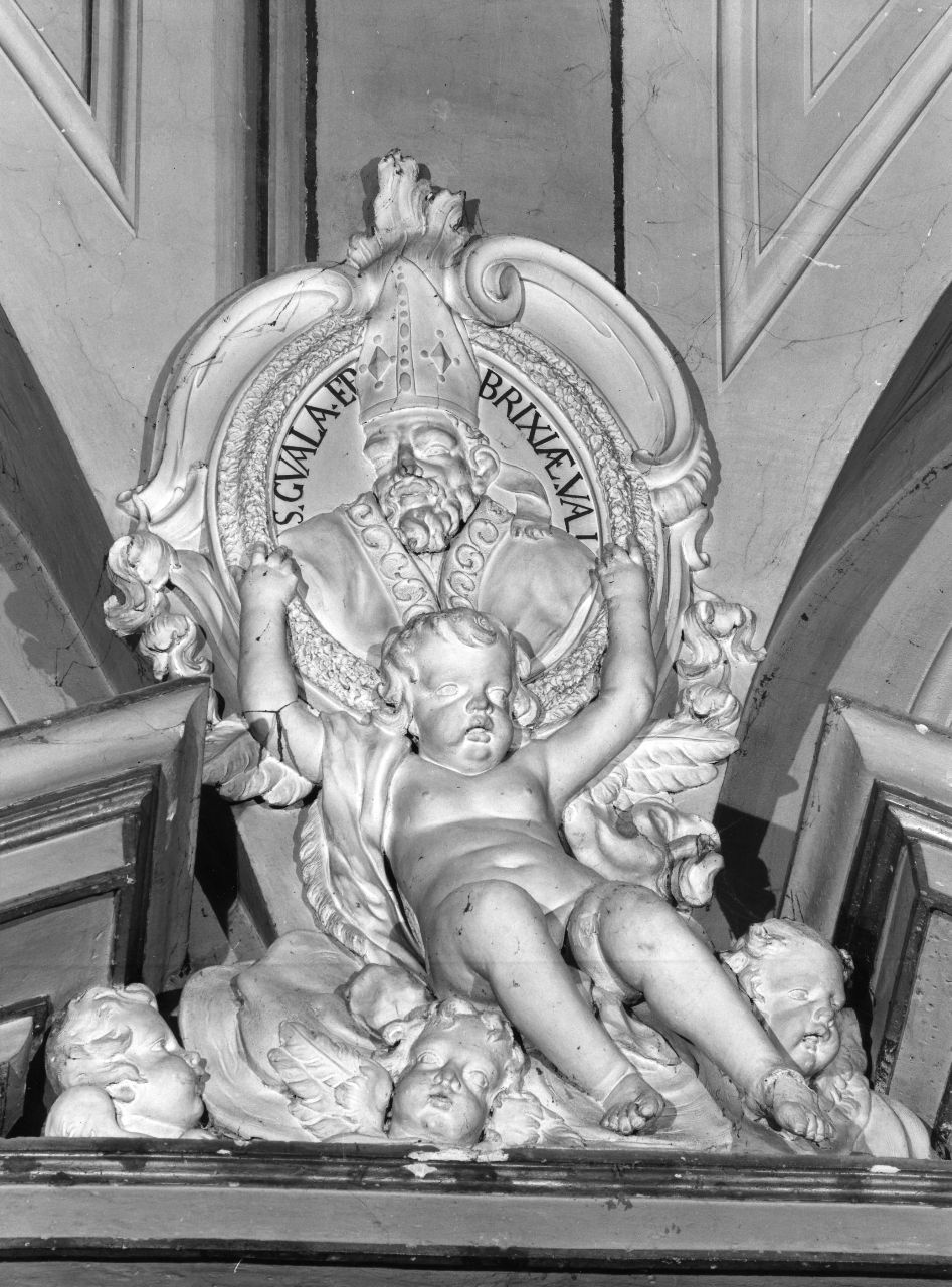 angioletti con medaglione di San Guala vescovo di Brescia (decorazione plastica, insieme) - ambito toscano (sec. XVIII)