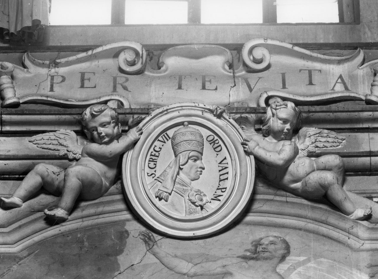angioletti con medaglione di Papa Gregorio VII (decorazione plastica, insieme) - ambito toscano (sec. XVIII)