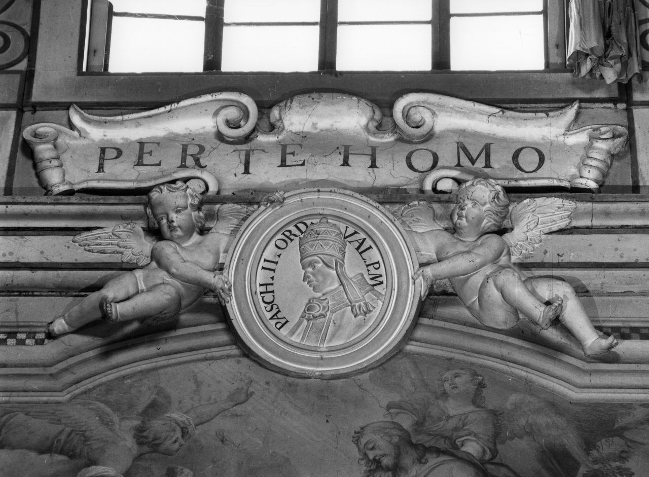 angioletti con medaglione di un Papa (decorazione plastica, insieme) - ambito toscano (sec. XVIII)