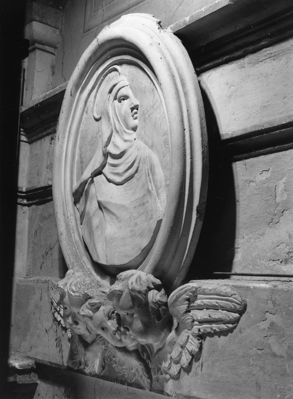 medaglione con Santa Giovanna Badessa (decorazione plastica, insieme) - ambito toscano (sec. XVIII)