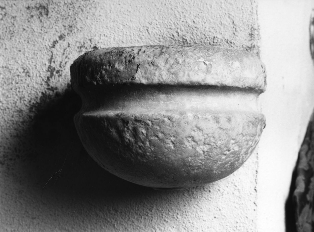 acquasantiera da parete - bottega toscana (sec. XVII)