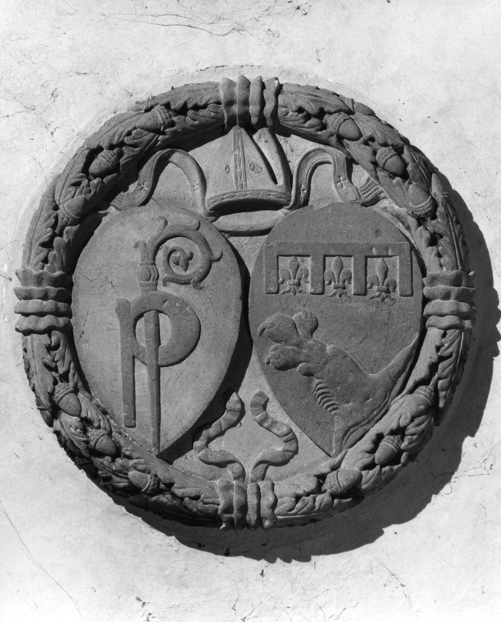 stemma dei monaci della Badia a Passignano, stemma gentilizio della famiglia Del Sera (rilievo) - bottega fiorentina (terzo quarto sec. XV)