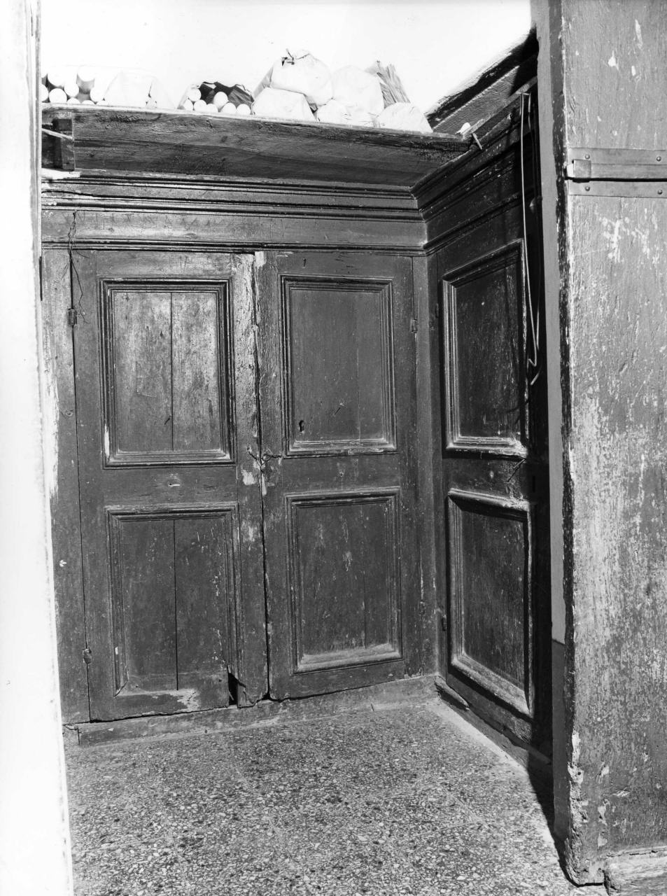 armadio - a muro - bottega toscana (sec. XVIII)