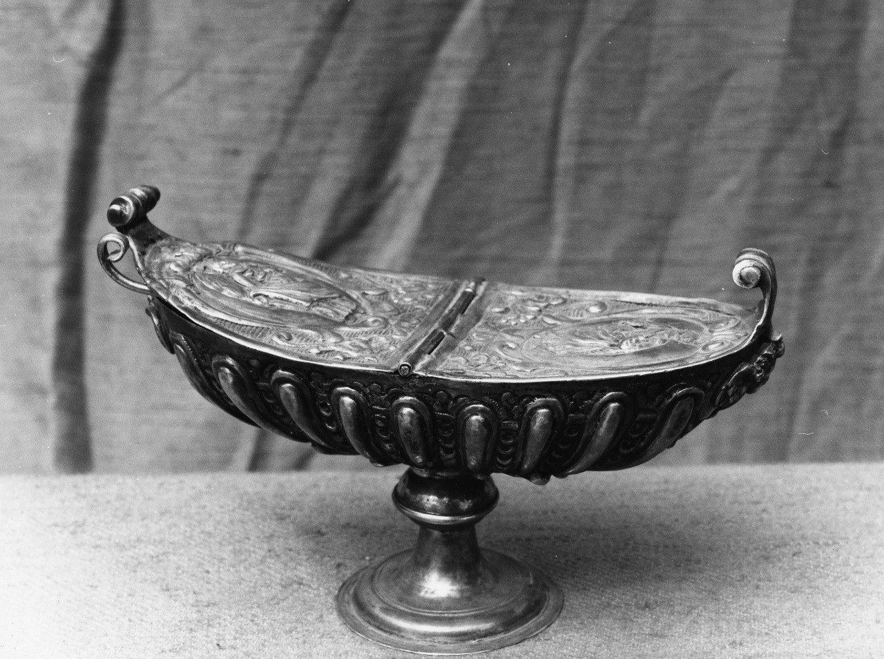 San Pietro; Santa Lucia (navicella portaincenso - a lucerna) - bottega toscana (sec. XVII)