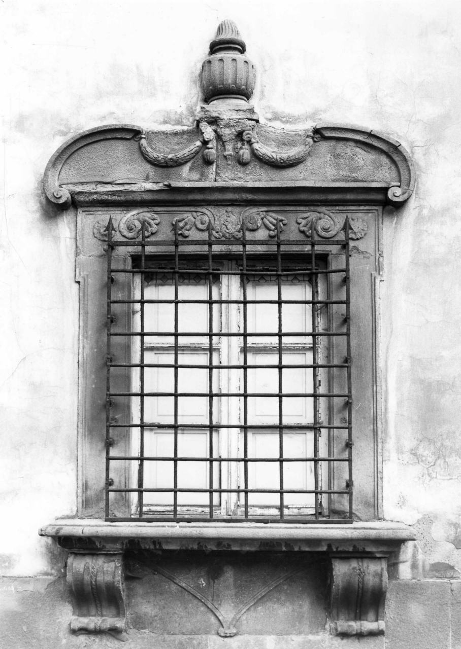 motivi decorativi a volute (mostra di finestra) - bottega toscana (metà sec. XVIII)