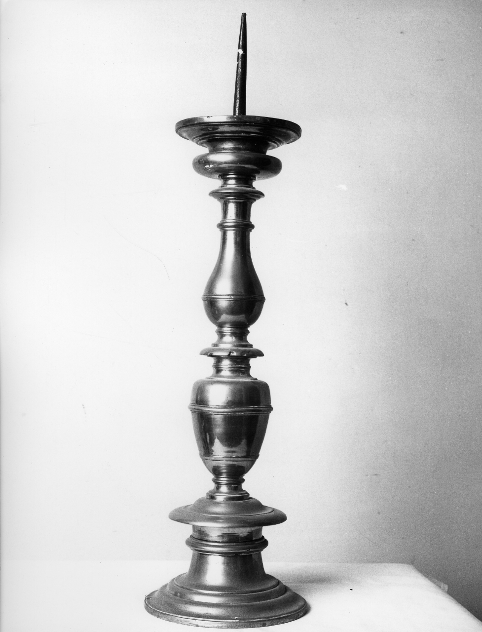 candeliere d'altare, serie - bottega toscana (fine/inizio secc. XVII/ XVIII)