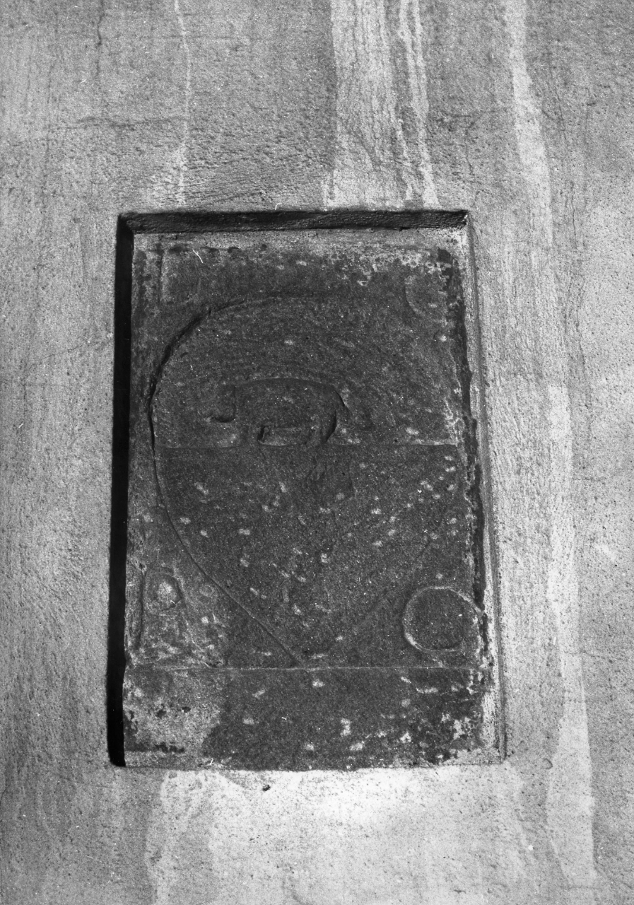 stemma gentilizio (lastra tombale) - bottega toscana (sec. XVII)