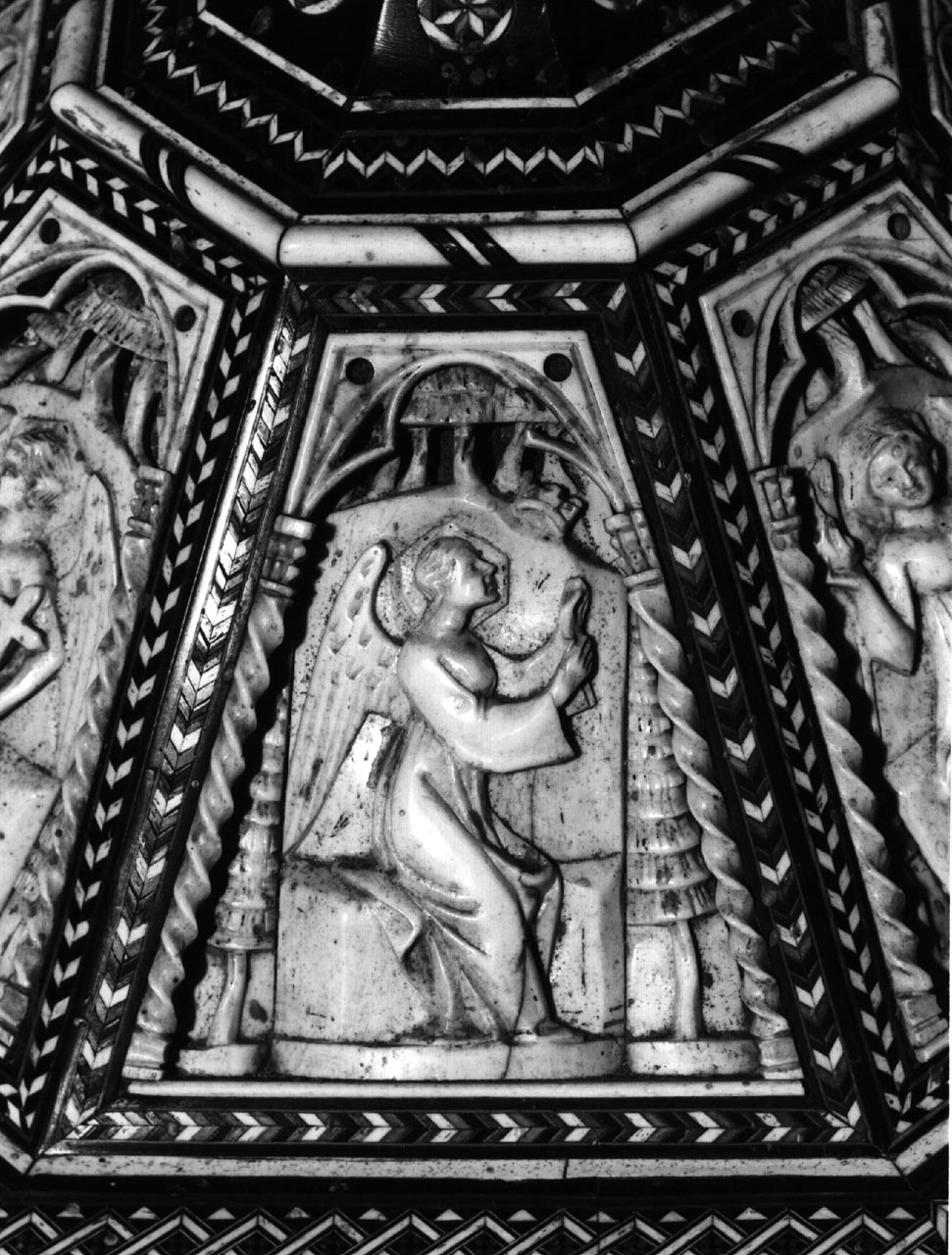 Carità (placchetta di cofanetto) di Degli Embriachi Baldassarre (bottega) (secc. XIV/ XV)
