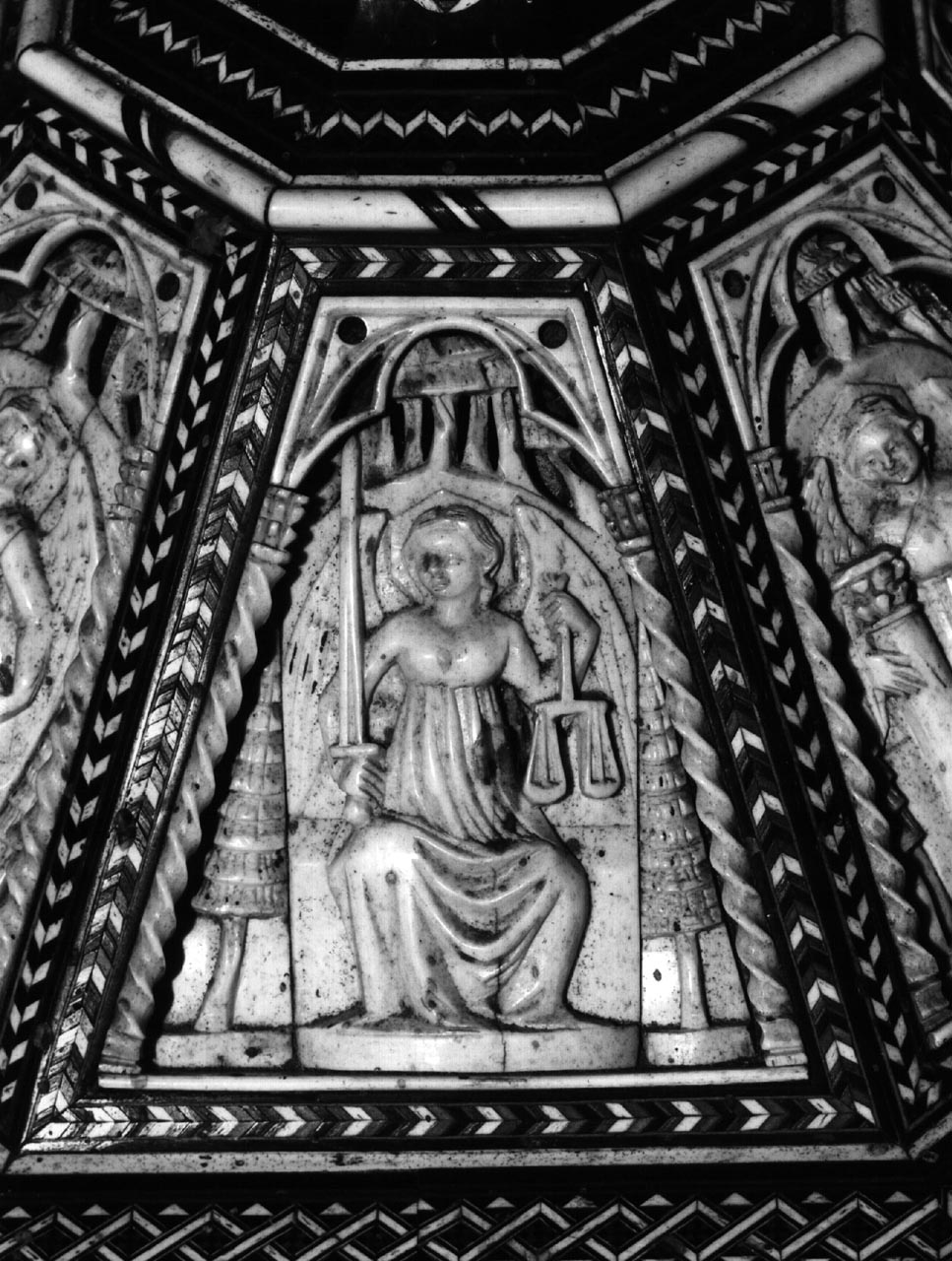 Giustizia (placchetta di cofanetto) di Degli Embriachi Baldassarre (bottega) (secc. XIV/ XV)