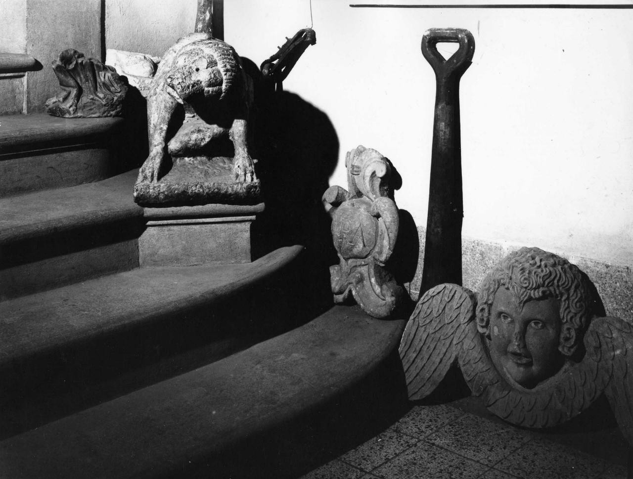 leone con figura umana tra le zampe (scultura) - bottega toscana (sec. XIII)
