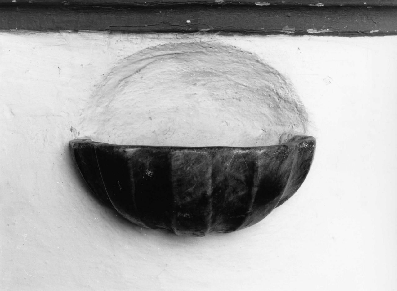 acquasantiera da parete - bottega toscana (seconda metà sec. XVIII)