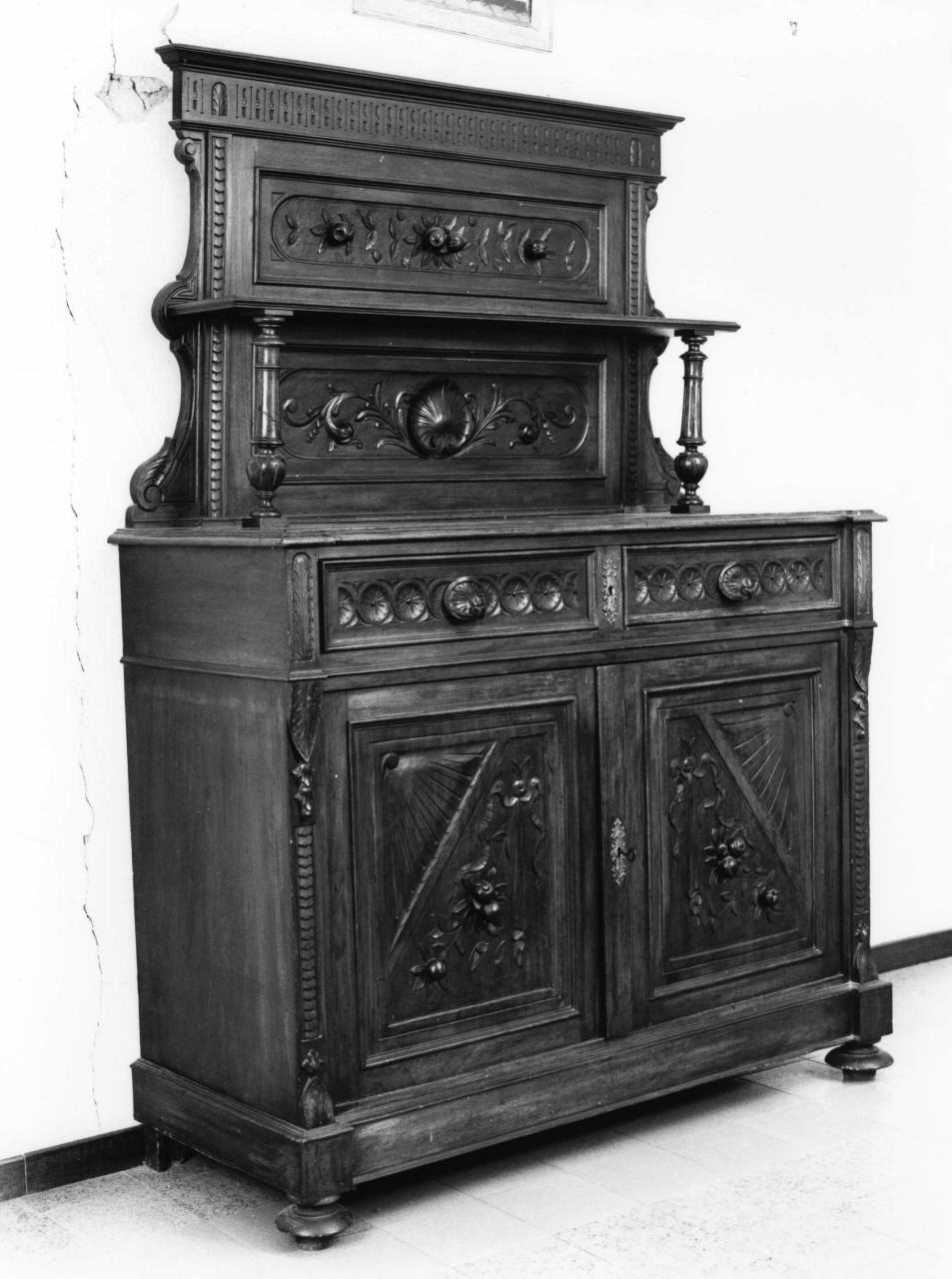 credenza con alzata - bottega italiana (sec. XX)