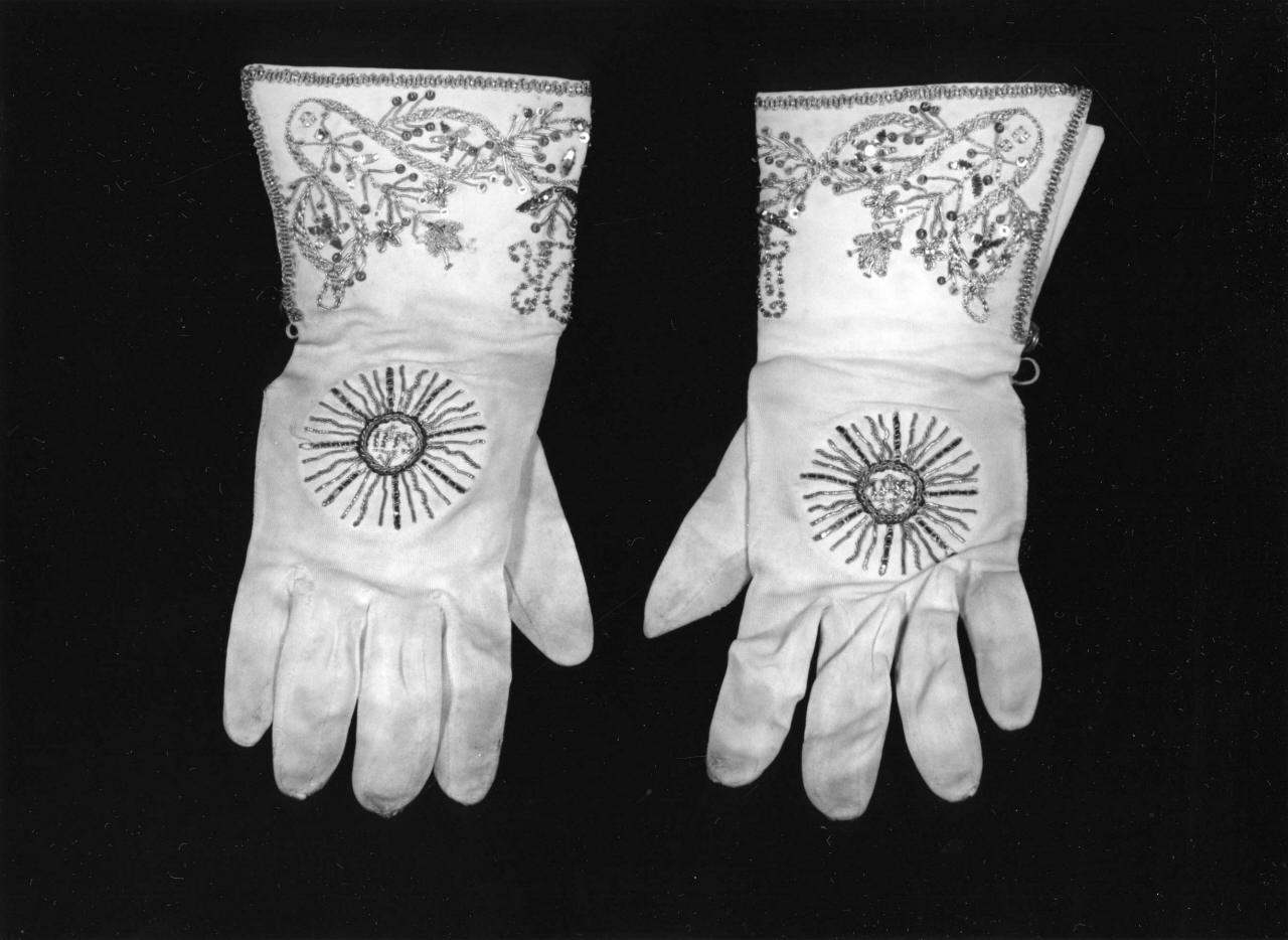 guanti pontificali - manifattura italiana (prima metà sec. XX)