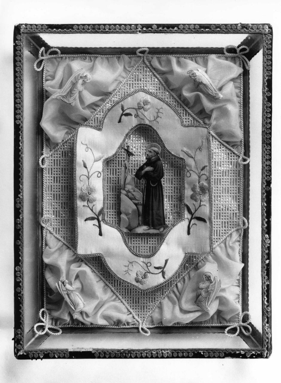 San Francesco d'Assisi in preghiera davanti alla croce (oggetto devozionale incorniciato) - produzione toscana (primo quarto sec. XX)